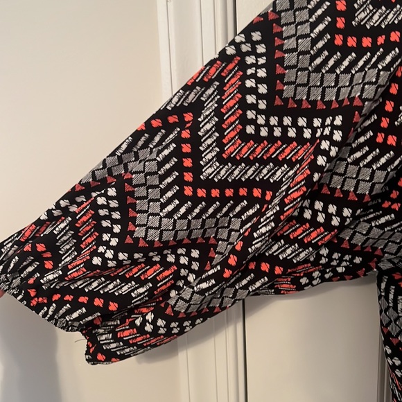 Patterned Chain Ruffle Top - Picture 5 of 6